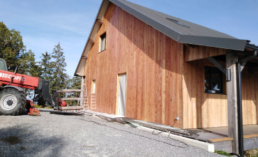 Huile sur la façade d’un chalet