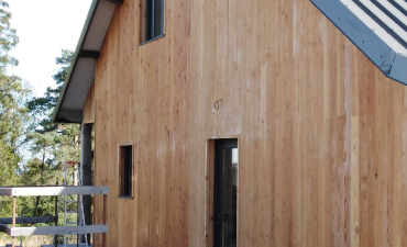 Huile sur la façade d’un chalet